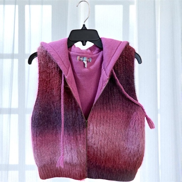 Urban Outfitters Hooded Zip-Up Sweater Vest EUC
Smoke/Pet Free - Picture 9 of 12